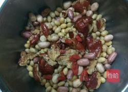 红枣枸杞豆浆的做法图解1