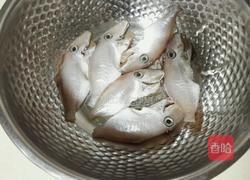 剥皮鱼煮芹菜的做法图解1