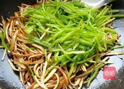 青椒香干炒肉丝的做法图解10