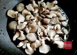 小蘑菇炒肉片(无盐无味精版)的做法图解2