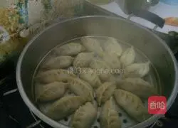 Illustration of how to make pork and green onion dumplings 5