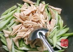 西芹炒腐竹的做法图解3