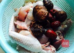 香菇红枣嫩鸡汤的做法图解2