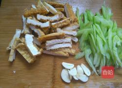 香菇西芹炒油豆腐的做法图解2