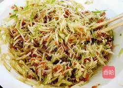 Illustration of how to make green radish and meat bun filling 6