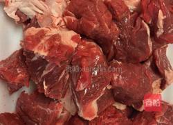 慢炖牛肉汤的做法图解1