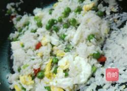 豌豆鸡蛋炒饭的做法图解8