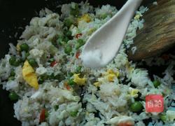 豌豆鸡蛋炒饭的做法图解9