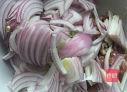 洋葱猪肉馅饼的做法图解2
