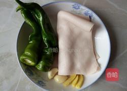 青椒炒肉皮的做法图解1