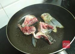 鱼头鱼尾青菜汤的做法图解5