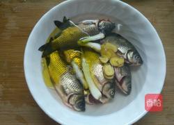 鲫鱼炖茶油的做法图解3