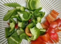 青红辣椒炒鸡腿肉的做法图解2