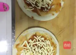 Illustration of how to make shrimp and vegetable pizza 4