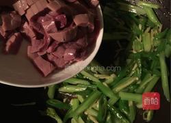 香芹炒腰花的做法图解8