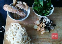 砂锅海鲜鸡蛋面的做法图解1