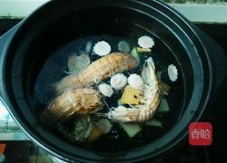 砂锅海鲜鸡蛋面的做法图解2