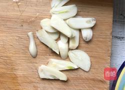 莲藕炖鸡腿的做法图解1