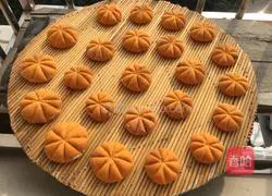 Illustration of how to make pumpkin bean paste steamed buns 8