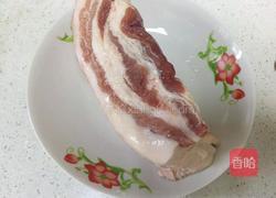 五花肉焖饭的做法图解1