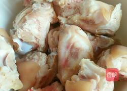 黄豆闷猪蹄的做法图解1