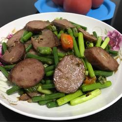 烟熏肠炒蒜薹的做法[图]