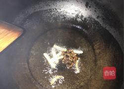 烟熏肠炒蒜薹的做法图解4