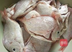 煎炸小鱼的做法图解1