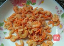 蒜苗虾仁的做法图解1