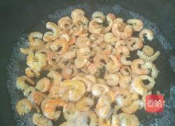 蒜苗虾仁的做法图解2