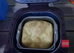 Illustration of how to make bread with a bread machine 6