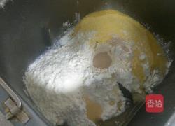 爱心玉米小面包的做法图解2