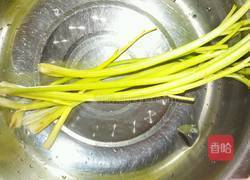 香芹炒鸭胗的做法图解2