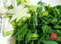 蒜苗炒肉片的做法图解2