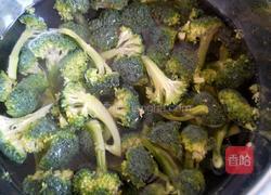 蒜香西蓝花的做法图解1