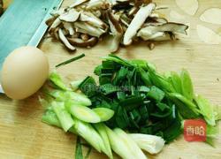 香菇鸡蛋面的做法图解1