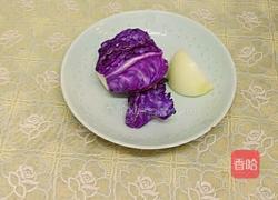 麻酱拌紫甘蓝洋葱丝的做法图解1