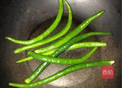 烧椒松花蛋的做法图解1