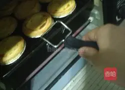 Illustration of how to make fruity egg tarts 6