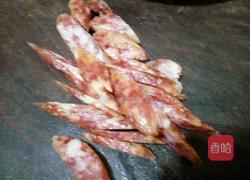 韭菜花炒腊肠的做法图解2