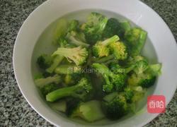 胡萝卜炒西兰花的做法图解2