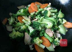 胡萝卜炒西兰花的做法图解9