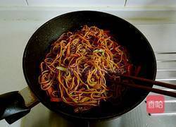 秘制酱汁炒面的做法图解11