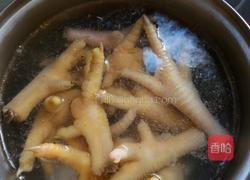 雞腳花生花膠湯的做法图解3
