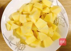 土豆焖饭的做法图解1