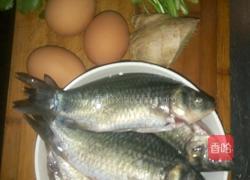 小鲫鱼汤的做法图解1