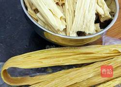 腐竹烧鸡翅的做法图解1