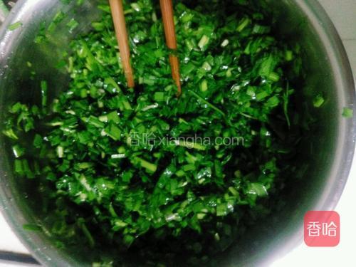 韭菜切碎淋上香油，把虾米，鸡蛋，盐，蚝油，加一起搅拌均匀。馅料做好了。