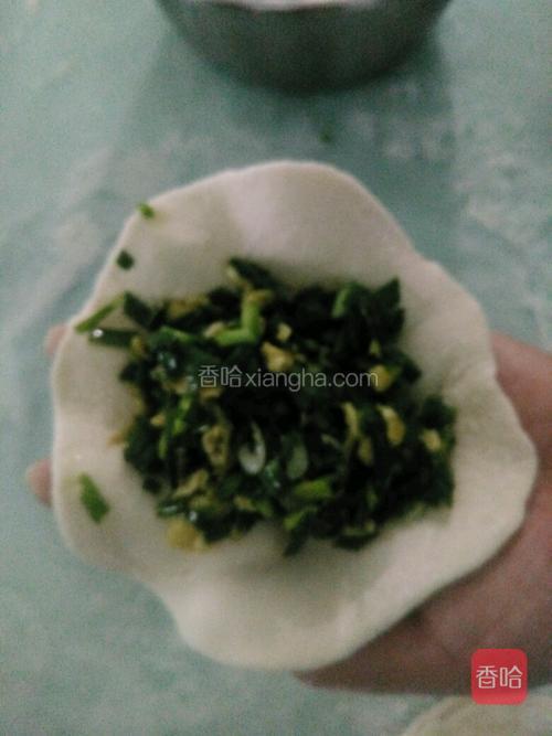包上馅料。