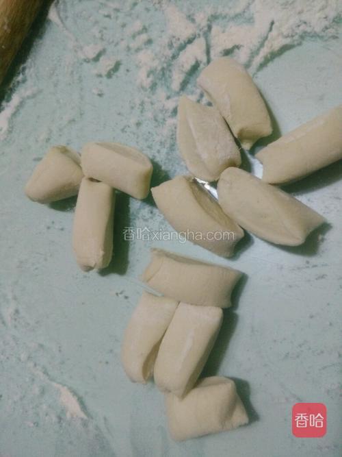 平均分成十二个小挤子，撒上干粉。